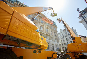 [Translate to SI:] Teleskop-Arbeitsbühnen vor dem Park Hyatt Wien